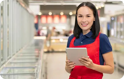 Retail employee using a tablet, illustrating improved job performance through just-in-time learning